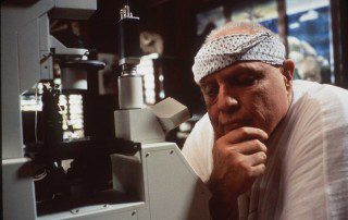 Porno, brujería y un Marlon Brando fuera de control: el demencial rodaje de ‘La isla del Dr. Moreau’ aún fascina 25 años después