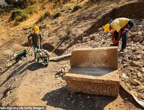 (Turquía.) Excavan El Anfiteatro De Pérgamo Y Hallan “Palcos” Privados Para La Élite Con Nombres Grabados En Ellos